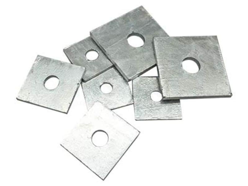  Lông Đền Vuông (Square Washer): Biện Pháp Nâng Cao Độ Bền Cho Mối Lắp  Lông Đền Vuông (Square Washer) là gì?  Alt text: “Giới thiệu về lông đền vuông được làm từ thép cacbon hoặc thép không gỉ và sản xuất theo tiêu chuẩn DIN 434” Giới thiệu về lông đền vuông Lông đền vuông (Square Washer), hay còn gọi là vòng đệm vuông, là loại vòng đệm có dạng hình vuông và được lắp giữa bề mặt tiếp xúc và đai ốc. Lông đền vuông có tác dụng bảo vệ bề mặt chi tiết khỏi bị trầy xước, đồng thời tăng diện tích tiếp xúc giúp tăng độ bền, ổn định của mối ghép và chịu được tải nặng. Với thiết kế độc đáo, vòng đệm vuông có khả năng chống xoay và góc nghiêng 5 độ giúp tăng ma sát giữa nó với chi tiết lắp, giúp nâng cao hiệu quả làm việc và an toàn cho mối ghép. Vòng đệm vuông được sản xuất theo tiêu chuẩn quốc tế DIN 434 và được làm từ thép cacbon mạ kẽm bề mặt để tăng tính chống gỉ sét. Với những đặc điểm nổi bật và tính linh hoạt, lông đền vuông được sử dụng nhiều trong ngành xây dựng, đặc biệt những kết cấu đòi hỏi độ bền cao hoặc thiết bị phục vụ năng suất cao trong công nghiệp. Cấu tạo chung của lông đền vuông  Alt text: “Cấu tạo của lông đền vuông gồm thân hình vuông, lỗ tròn và chiều dày” Cấu tạo chung của lông đền vuông Các bộ phận chính Thân hình vuông: có các cạnh đều nhau giúp phân tán lực đồng đều và có góc nghiêng 5 độ, dùng để tăng độ bám giữa vòng đệm và chi tiết. Độ dày: Square Washer thường có độ dày đồng đều, được thiết kế để chịu được áp lực lớn mà không bị biến dạng. Lỗ tròn trung tâm: Là vị trí để bulong được xỏ xuyên qua, giữ bulong cố định và tạo mối lắp với đai ốc, được gia công chính xác với nhiều đường kính phù hợp cho từng loại đường kính tiêu chuẩn của bulong (M8 - M10) Tiêu chuẩn kỹ thuật của lông đền vuông Tiêu chuẩn DIN 434 - lông đền vuông nghiêng, là lông đền vuông với mặt nghiêng 5 độ dùng để bù trừ độ nghiêng của bề mặt lắp đặt. Thường được sử dụng trong các kết cấu thép, nhà thép, kết cấu cầu đường,... cần đảm bảo chịu được tải trọng lớn và độ bền cao. Bản vẽ kỹ thuật thể hiện được độ dày, đường kính lỗ và chiều rộng cạnh của lông đền  Alt text: “Bản vẽ kỹ thuật thể hiện đầy đủ kích thước của lông đền vuông” Bản vẽ kỹ thuật của lông đền vuông Vật liệu Lông Đền Vuông Thép cacbon Lông đền vuông được chế tạo từ thép cacbon nên có được đặc tính chịu tải tốt, độ bền cao, giá thành rẻ so với các vật liệu khác. Tuy nhiên, độ ăn mòn cao nên cần phải có phương pháp xử lý bề mặt như mạ kẽm hoặc nhiệt luyện để tránh bị gỉ sét khi sử dụng dưới môi trường có độ ẩm cao hoặc ngoài trời  Alt text: “Lông đền vuông được chế tạo từ vật liệu thép cacbon mạ kẽm hoặc thép không gỉ” Lông đền vuông được làm từ thép cacbon có mạ kẽm bề mặt Thép không gỉ Với lông đền vuông làm từ thép không gỉ, khả năng chống ăn mòn cao nên thích hợp với môi trường làm việc ngoài trời, có độ ẩm cao. Tuy nhiên, khả năng chịu tải thấp hơn và giá thành lại cao hơn so với thép cacbon  Alt text: “Lông đền vuông được chế tạo từ vật liệu thép cacbon mạ kẽm hoặc thép không gỉ” Lông đền vuông được làm từ thép không gỉ Bảng thông số kích thước của lông đền vuông tại cửa hàng của Mecsu Tên sản phẩm Đường kính bulong (mm) Kích thước cạnh (mm) Đường kính lỗ (mm) Vật liệu Lông Đền Vuông Thép Mạ Kẽm DIN434 M8 M8 22 3.8 Thép cacbon mạ kẽm Lông Đền Vuông Thép Mạ Kẽm DIN434 M10 M10 22 3.8 Thép cacbon mạ kẽm Lông Đền Vuông Thép Mạ Kẽm DIN434 M12 M12 26 4.9 Thép cacbon mạ kẽm Lông Đền Vuông Vat 5deg Thép Mộc M12 M12 25 4.8 Thép cacbon nhiệt luyện Lông Đền Vuông Thép Mạ Kẽm DIN434 M16 M16 32 5.9 Thép cacbon mạ kẽm Lông Đền Vuông Vat 5deg Thép Mộc M16 M16 31 5.6 Thép cacbon nhiệt luyện Lông Đền Vuông Thép Mạ Kẽm DIN434 M20 M20 40 7 Thép cacbon mạ kẽm Lông Đền Vuông Thép Mạ Kẽm DIN434 M22 M22 44 8 Thép cacbon mạ kẽm Lông Đền Vuông Thép Mạ Kẽm DIN434 M24 M24 56 8.5 Thép cacbon mạ kẽm Lông Đền Vuông Thép Mạ Kẽm DIN434 M30 M30 61 8.5 Thép cacbon mạ kẽm   Ưu nhược điểm Ưu điểm Hiệu quả trong việc chống xoay: Thiết kế hình vuông sẽ khóa chặt vào các rãnh, tránh được việc xoay khi đang chịu rung động. Phân tán lực đồng đều: do diện tích tiếp xúc lớn nên làm giảm được áp lực tác dụng lên bề mặt, giúp chống trầy xước hoặc lún nứt. Độ bền và tuổi thọ cao: Với độ dày lớn nên chịu được tải trọng nặng. Nhược điểm Giá thành cao: do thiết kế đặc biệt nên cần có trang thiết bị phù hợp cho gia công góc cạnh Bị hạn chế do thiết kế hình vuông nên chỉ dùng cho các rãnh hình vuông, không phù hợp cho các lỗ tròn thường thấy. Ứng dụng Trong xây dựng, cầu đường Lông đền vuông được sử dụng trong các kết cấu thép, các công trình xây dựng yêu cầu có độ bền cao, chịu được tải trọng lớn.  Alt text: “Một số ứng dụng của lông đền vuông trong xây dựng, cơ khí, gỗ,...” Ứng dụng lông đền vuông trong xây dựng kết cấu nền móng  Alt text: “Một số ứng dụng của lông đền vuông trong xây dựng, cơ khí, gỗ,...” Ứng dụng lông đền vuông trong xây dựng kết cấu cầu đường Trong cơ khí Lông đền vuông được dùng trong việc cố định, giữ chặt các động cơ điện bên trong xưởng.   Alt text: “Một số ứng dụng của lông đền vuông trong xây dựng, cơ khí, gỗ,...” Ứng dụng lông đền vuông trong cố định động cơ điện Trong ngành gỗ Lông đền vuông được sử dụng để lắp ráp các thanh gỗ lại với nhau vì khả năng phân tán lực đồng đều nên không gây biến dạng cho bề mặt mềm như gỗ.  Alt text: “Một số ứng dụng của lông đền vuông trong xây dựng, cơ khí, gỗ,...” Ứng dụng lông đền vuông trong lắp ráp chi tiết bằng gỗ  Hướng dẫn lắp đặt  Alt text: “Hướng dẫn cách lắp đặt lông đền vuông” Cách lắp đặt lông đền vuông Bước 1: Chuẩn bị  Ta có thể sử dụng cờ lê, cờ lê lực, mỏ lết, súng bắn ốc,... làm dụng cụ siết chặt đai ốc Kiểm tra và làm sạch các rãnh ren, bề mặt lắp đặt Bước 2: Lắp đặt Ta thực hiện luồn bulong qua chi tiết cần lắp đặt, sau đó đặt lông đền vuông vào bulong thông qua lỗ tròn trung tâm, vặn đai ốc vào bulong bằng tay. Ta thực hiện siết chặt mối lắp bằng dụng cụ, tránh siết mạnh tay vì gây gãy ren Bước 3: Kiểm tra Ta thử rung lắc nhẹ, xem mối lắp có bị lỏng hoặc bị xê dịch, nếu có cần thực hiện siết chặt lại ✅Đặt Ngay Tại Mecsu - Hàng Có Sẵn, Giao Siêu Tốc! Xem thêm: Lông đền vuông và lông đền tròn: Sự khác biệt về ứng dụng Bí quyết lựa chọn và sử dụng hiệu quả lông đền vuông  Lông đền vuông: Chi tiết không thể thiếu trong các kết cấu thép Bật mí công dụng của lông đền vuông trong ngành công nghiệp cơ khí Những lưu ý khi lắp đặt lông đền vuông để tối ưu hoá độ bền hệ thống FAQ về lông đền vuông 1. Tại sao lại sử dụng lông đền vuông thay vì lông đền thông thường cho một số ứng dụng? Vì yêu cầu về hệ thống có độ bền cao, chịu được tải trọng lớn mà lông đền thông thường không thể đáp ứng được. Chính vì thế, lông đền vuông được sử dụng vì nó thoả mãn những yêu cầu trên với thiết kế đặc biệt của nó. 2. Tại sao lông đền vuông lại cực kì phổ biến trong ngành xây dựng, cầu đường? Vì thiết kế là hình vuông nên lực được phân tán đều và khả năng chống xoay, làm giảm lực tác dụng vào ren bulong, cố định chính xác bulong, giúp nâng cao độ an toàn cho kết cấu và công trình 3. Lông đền vuông có thường được sử dụng trong ngành ô tô không? Ít khi được sử dụng trong ngành ô tô và thường được sử dụng trong lắp ráp các khung thép của các xe tải nặng hoặc máy móc cho nông nghiệp. 4. Khi nào cần sử dụng lông đền vuông có góc nghiêng? Ta nên dùng lông đền vuông có góc nghiêng khoảng 5 tới 8 độ khi lắp ráp với các thanh thép chữ U hoặc chữ I, để tăng được độ bám chắc cho đai ốc với bulong và phân tán được đồng đều áp lực, làm cho mối ghép thêm chắc chắn. 5. Lông đền vuông có khả năng chịu được tải trọng động không? Lông đền vuông có khả năng chịu được tải trọng động nếu dùng loại dày hơn thông thường và bulong cấp bền cao (10.9/12.9), sẽ rất phù hợp cho các kết cấu cầu đường, thiết bị hoạt động liên tục với rung động cao. Tuy nhiên, phải siết lực đủ chặt để đảm bảo được độ bền cho mối lắp. 6. Có cần bảo trì lông đền vuông hay không? Thông thường là không cần nếu sử dụng loại phù hợp với điều kiện làm việc. Bên cạnh đó, ta cũng nên kiểm tra định kỳ và thay thế nếu lông đền bị gỉ sét hoặc bị biến dạng.  7. Có thể sử dụng lông đền vuông cho môi trường có nhiệt độ cao hay không? Câu trả lời là có, nhưng tuỳ thuộc vào vật liệu bạn chọn. Với thép không gỉ chịu nhiệt tốt nên phù hợp cho các lò nhiệt nhưng với thép cacbon mạ kẽm thì ở nhiệt độ cao sẽ làm cho lớp mạ bị hỏng, làm mất tính chống ăn mòn của lông đền vuông. 8. Lông đền vuông có thể sơn để chống gỉ không? Ít khi sơn vì sơn chỉ tăng khả năng chống gỉ tạm thời và lớp sơn dễ bị bong tróc khi siết chặt hoặc chịu tải sau thời gian làm việc, làm giảm năng suất. Cần tốn thêm thời gian bảo trì, kiểm tra và sơn lại để chống gỉ, thay vào đó ta có thể chọn lông đền vuông làm từ thép mạ kẽm hoặc vượt trội hơn là thép không gỉ.