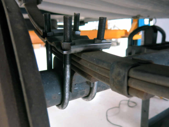 Ứng dụng của cùm u hệ inch trong cơ khí, ô tô và đường ống