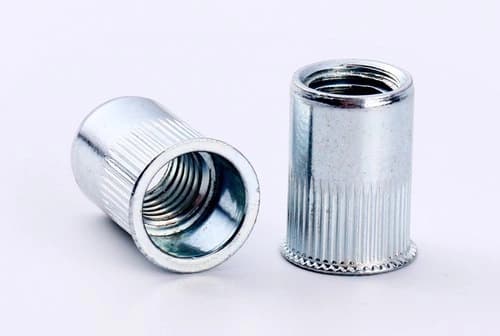 Tán rút thép mạ Kẽm với lớp mạ ánh kim và mạ kẽm trắng Cr3+ chống gỉ hiệu quả.
