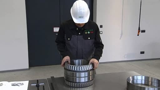 Minh họa việc lắp đặt cặp vòng bi côn và tầm quan trọng của việc điều chỉnh khe hở/preload chính xác.