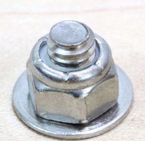 Lắp đặt tán keo với bulong