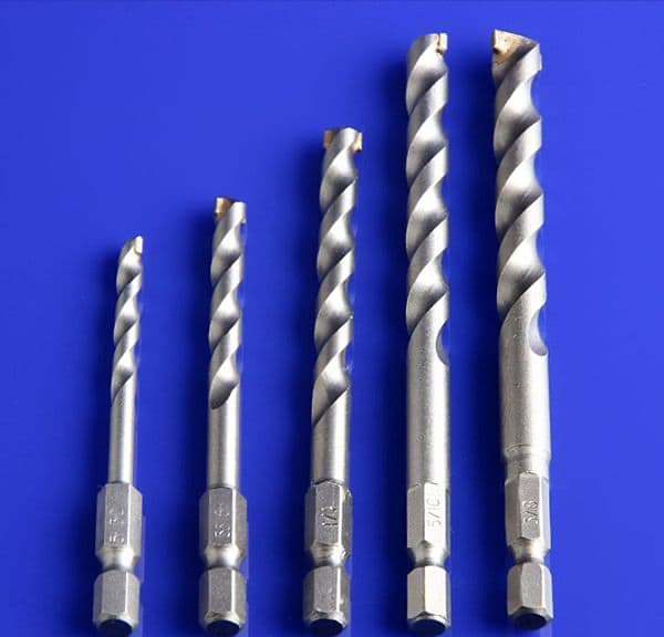 Các loại mũi khoan tường khác nhau (chuôi trụ, SDS Plus, SDS Max, kích cỡ đa dạng) để người dùng tham khảo khi lựa chọn.