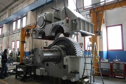 Vòng bi tang trống đang vận hành trong một máy cán thép hoặc máy nghiền xi măng cỡ lớn.