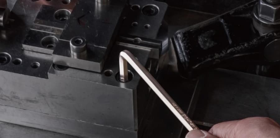 Hướng dẫn lắp đặt lục giác col hệ inch bằng khóa lục giác, đảm bảo siết chặt đúng tiêu chuẩn cho mối ghép.