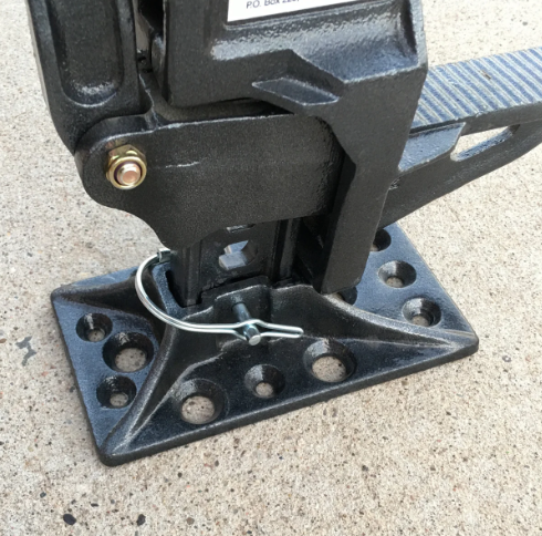 Ứng dụng của Ball Lock Pins trong ngành cơ khí và xây dựng