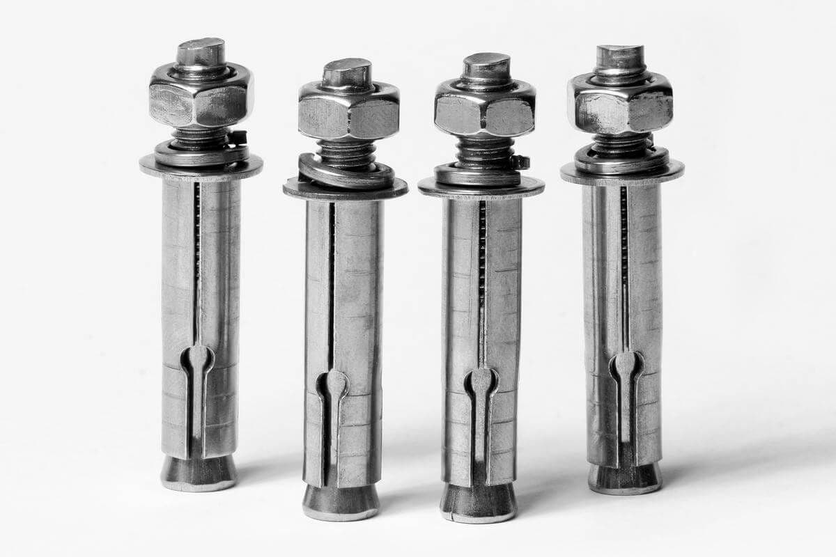 Ưu và nhược điểm của tắc kê đạn, bao gồm khả năng bám chắc, lắp đặt nhanh, độ bền cao, nhưng yêu cầu khoan chính xác và khó tháo rời sau khi lắp đặt.