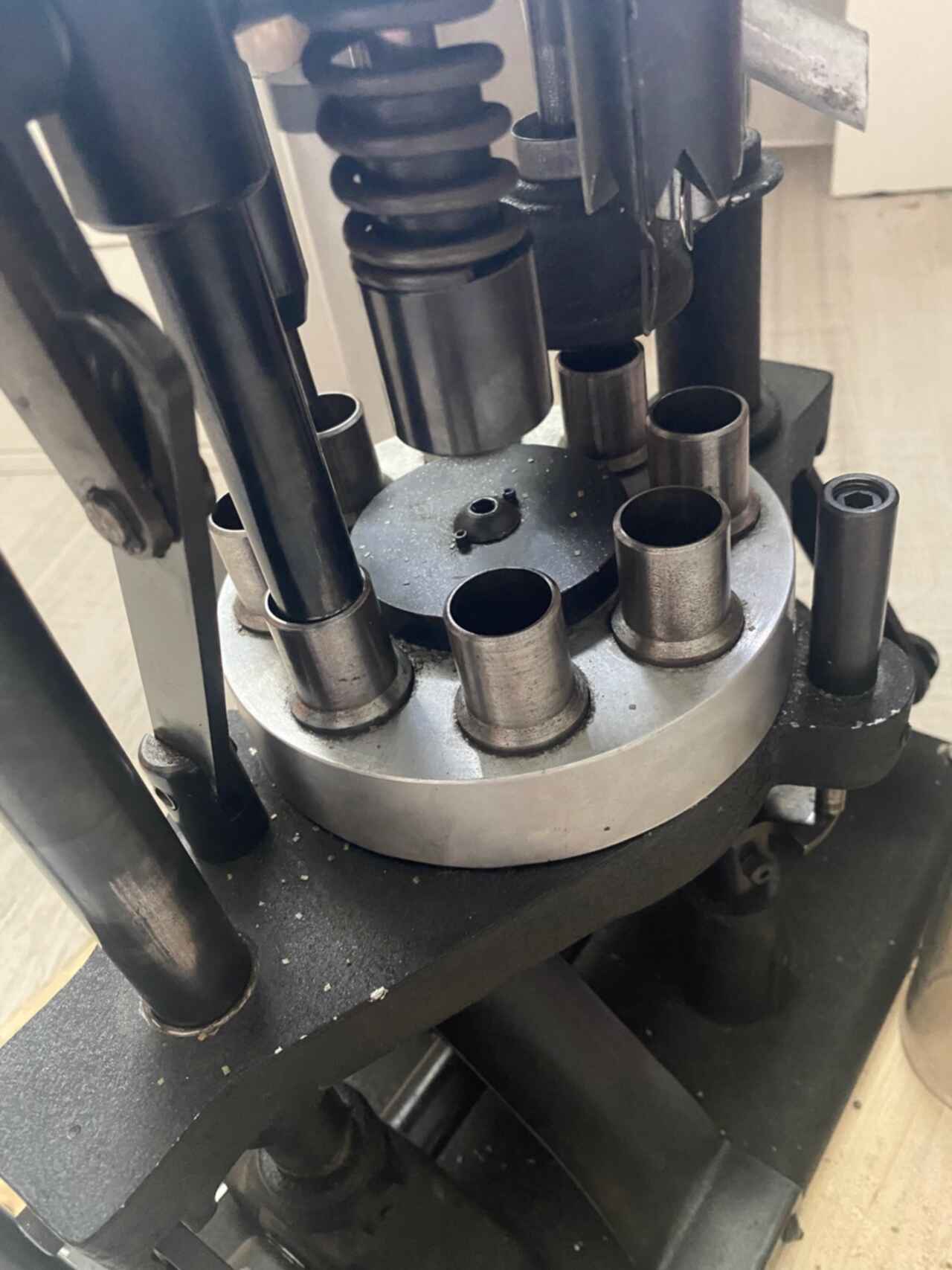 Ứng dụng Vòng Bi Kim Vỏ Dập trong hộp số ô tô.