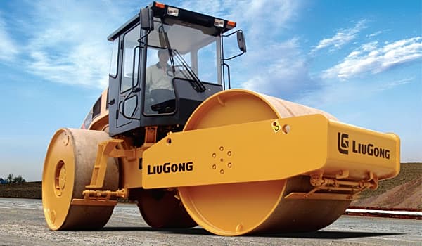Cận cảnh trục bánh xe lu trong thiết bị xây dựng, ứng dụng phổ biến của vòng bi côn một dãy chịu tải nặng.