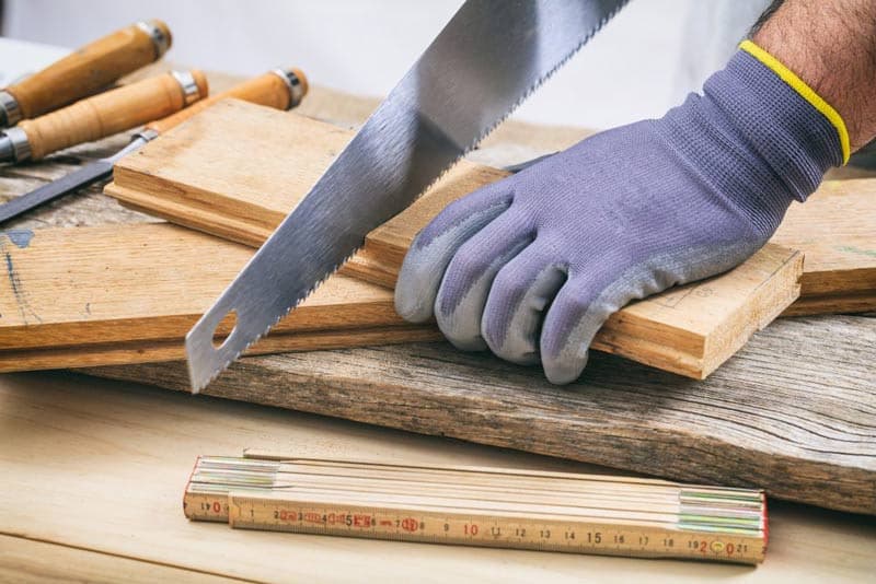 Cưa tay dễ sử dụng, giá rẻ, linh hoạt cắt gỗ và kim loại, lý tưởng cho thợ cơ khí và thủ công.