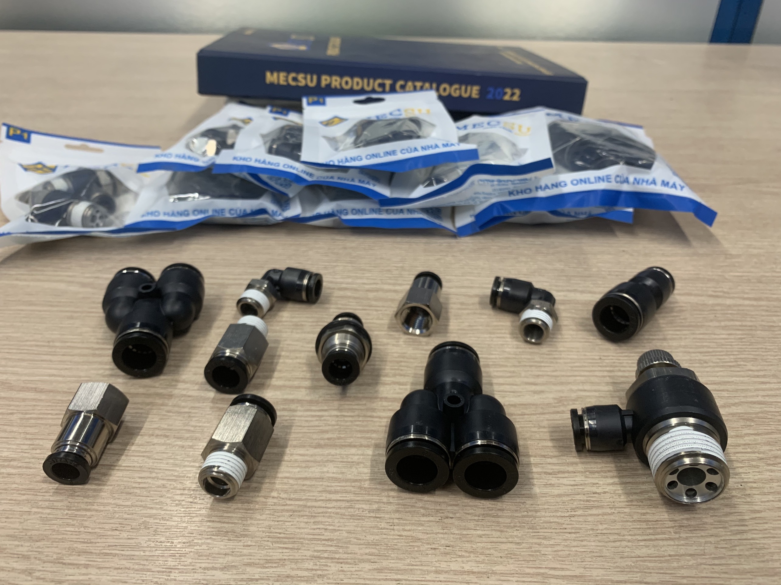 các loại đầu nối nhanh khí nén 1 chạm tại Mecsu như đầu nối nhanh khí nen thẳng, đầu nối nhanh khí nén cong chữ L, đầu nối nhanh khí nén chữ T, đầu nối nhanh khí nén chữ Y, đầu nối giảm, đầu nối nhanh khí nén có ren