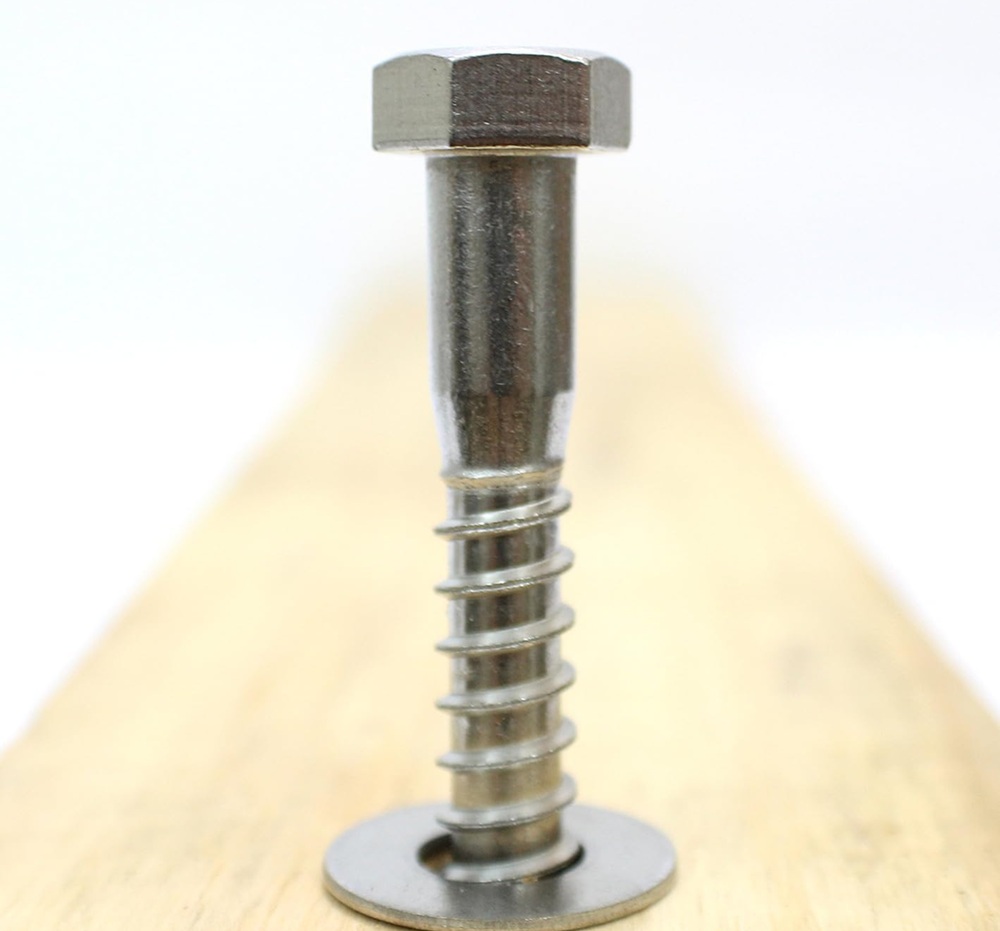 Vít phong cố định giá đỡ và khung cửa trong sửa chữa nhà cửa.