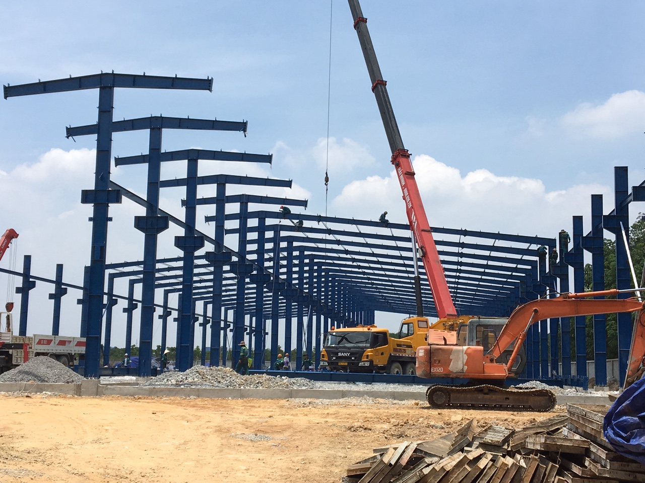 Lắp đặt kết cấu thép: Khoan lỗ trên thép hình, thép tấm, bản mã thép trong các công trình xây dựng dân dụng và công nghiệp nhẹ.
